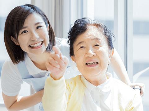 【豊川市】有料老人ホームの介護職　月給199,000～201,000円　車通勤可！